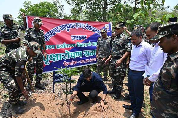 झारखंड जगुआर परिसर में हुआ वृक्षारोपण, पर्यावरण संरक्षण का दिया संदेश