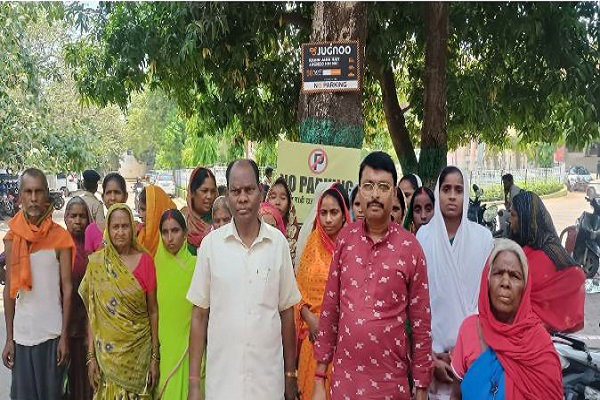 Latehar News: ग्रामीणों ने पुनर्वास व्यरवस्था  की मांग को लेकर डीसी को सौंपा ज्ञापन