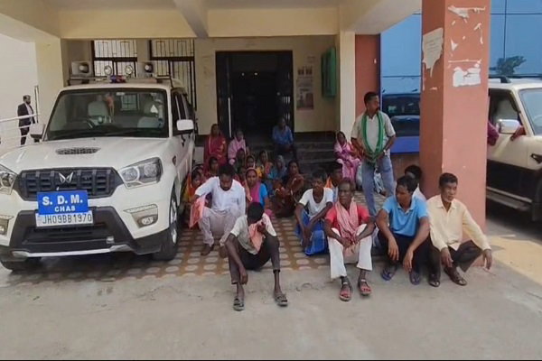 Bokaro News: जमीन विवाद में एसडीएम कार्यालय के बाहर धरने पर बैठा परिवार