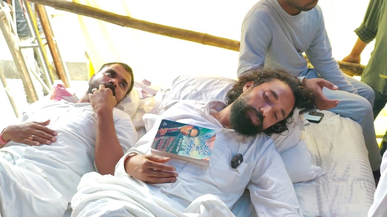 सोनम वांगचुक के कहने पर देवेंद्र महतो ने तोड़ा निर्जला अनशन, पानी पीकर जारी रखेंगे आंदोलन
