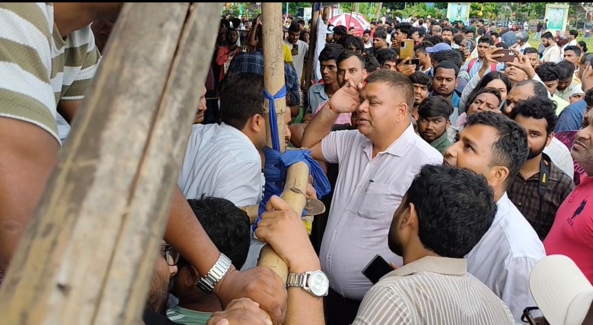 मुख्यमंत्री का वार्ता संदेश लेकर धरनास्थल पहुंचे SDO-ADM, JPSC-JSSC अभ्यर्थियों ने CM हाउस जाने से किया इनकार