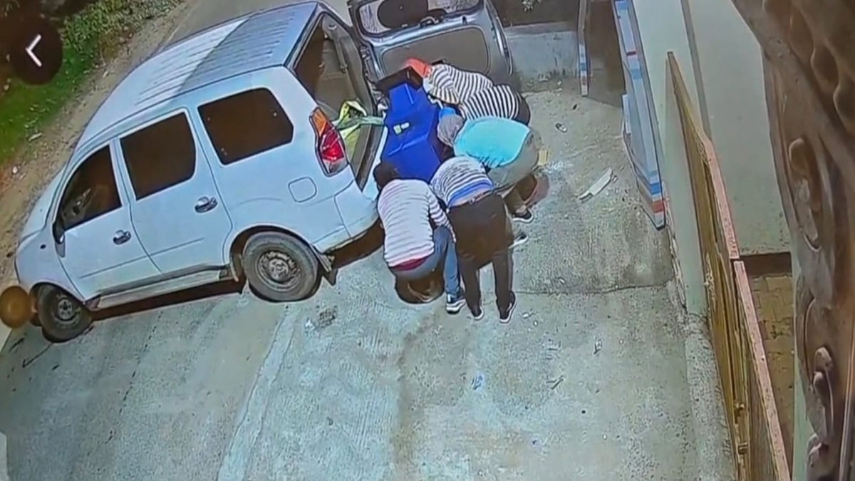 Deoghar : गैस कटर से काटा, आधा किमी घसीटा, फिर ATM को कार पर लोड कर अपराधी फरार