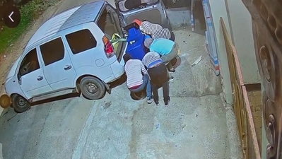 Deoghar : गैस कटर से काटा, आधा किमी घसीटा, फिर ATM को कार पर लोड कर अपराधी फरार