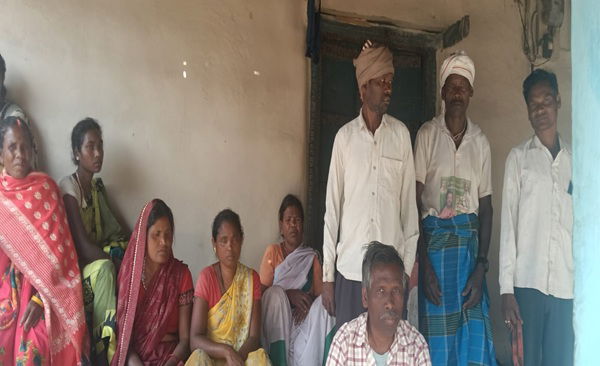 लातेहार :  ग्रामीणों ने कहा-दो युवकों को पकड़ने व लाठीचार्ज के कारण हुई पुलिस से झड़प