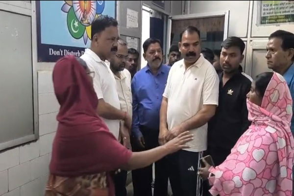 गिरिडीह :  पुलिस की लाठीचार्ज में घायल लोगों से मिलने पहुंचे मंत्री सुदिव्य