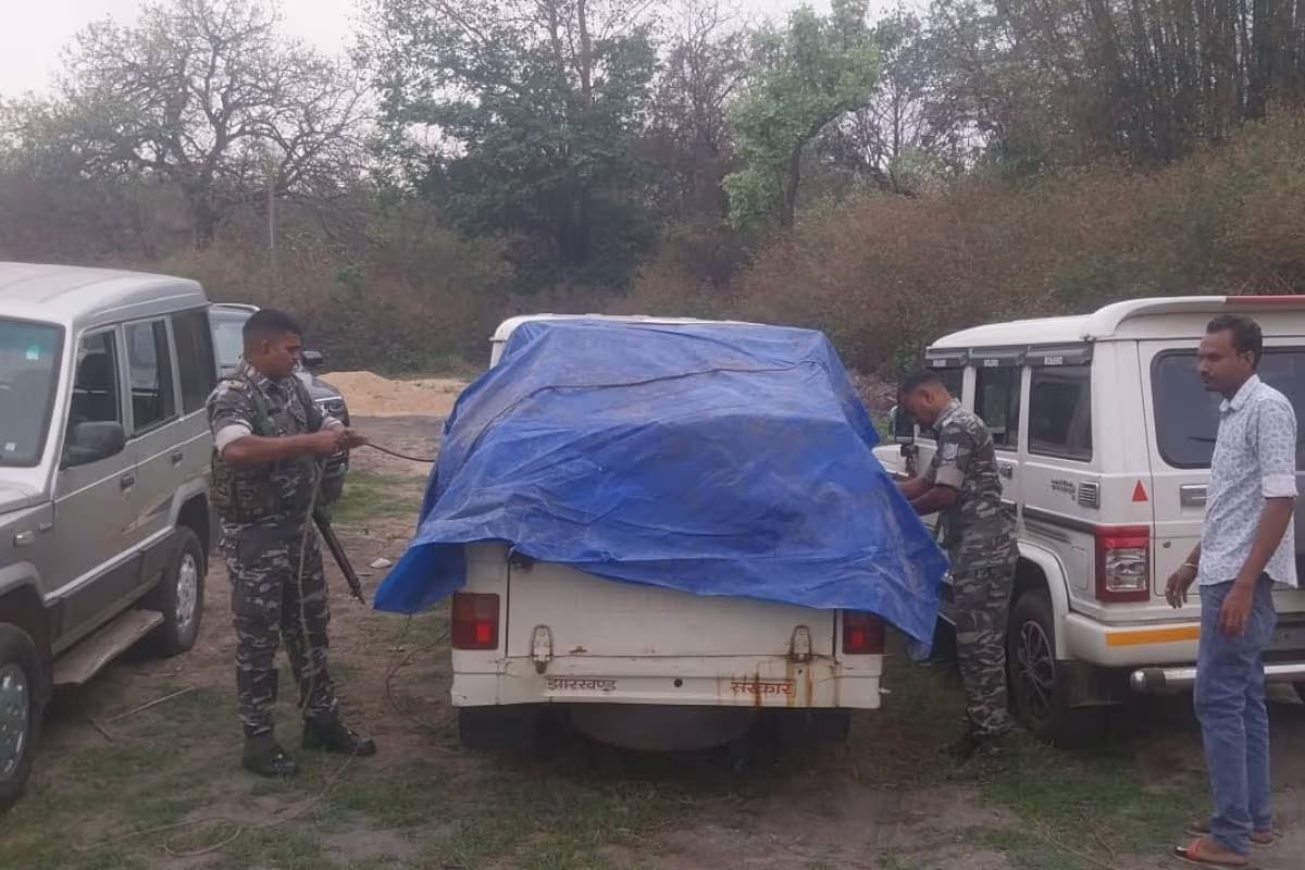 सरायकेला : अवैध शराब फैक्ट्री का भंड़ाफोड़, भारी मात्रा अंग्रेजी शराब व अन्य सामान बरामद