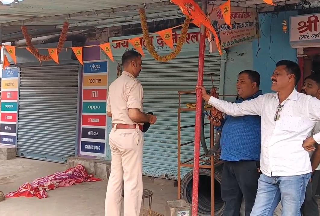 धनबाद :  दुकान के बाहर मिला अज्ञात युवक का शव, जांच में जुटी पुलिस