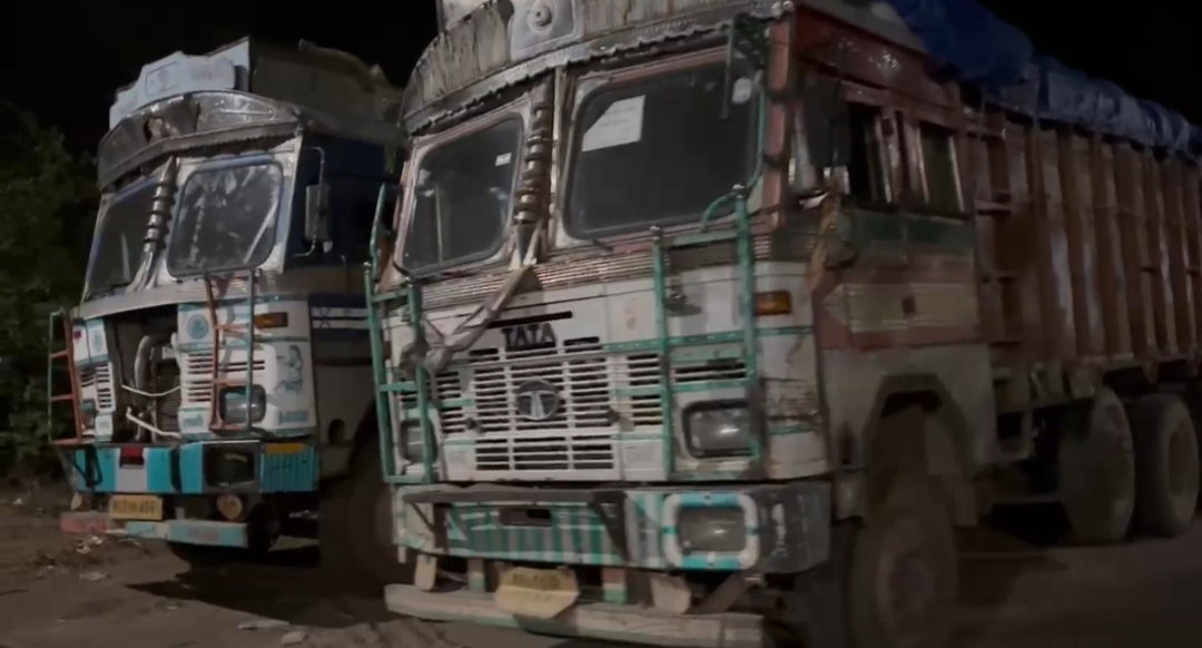 Jamtara News :  जमुआ में रात के अंधेरे में सरकारी चावल की कालाबाजारी, ग्रामीणों ने ट्रक को पकड़ा