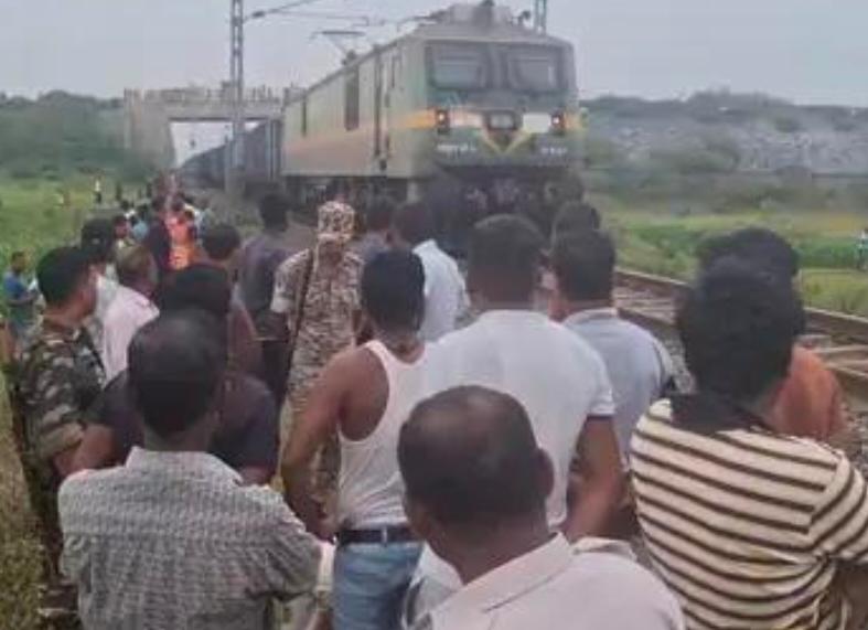Hazaribagh News :  रेलवे ट्रैक के पास महिला का शव बरामद, पहचान में जुटी पुलिस