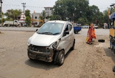 Saraikela News :  गम्हरिया में तेज रफ्तार कार अनियंत्रित होकर ट्रैफिक सिग्नल पोल से टकराई