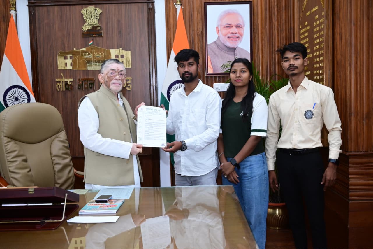 आदिवासी छात्र संघ ने राज्यपाल को उच्च शिक्षा से संबंधित पांच सूत्रीय ज्ञापन सौंपा