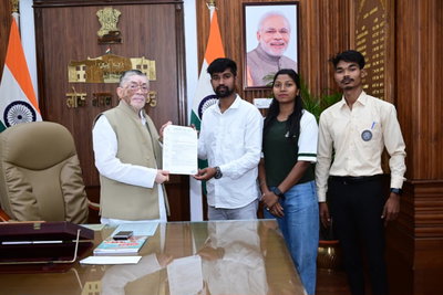 आदिवासी छात्र संघ ने राज्यपाल को उच्च शिक्षा से संबंधित पांच सूत्रीय ज्ञापन सौंपा