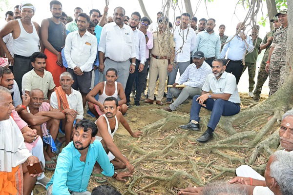 Giridih News: तालाब निर्माण को लेकर ग्रामीणों की शिकायतों का उपायुक्त ने किया स्थल पर समाधान