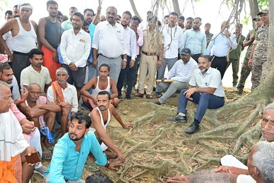 Giridih News: तालाब निर्माण को लेकर ग्रामीणों की शिकायतों का उपायुक्त ने किया स्थल पर समाधान