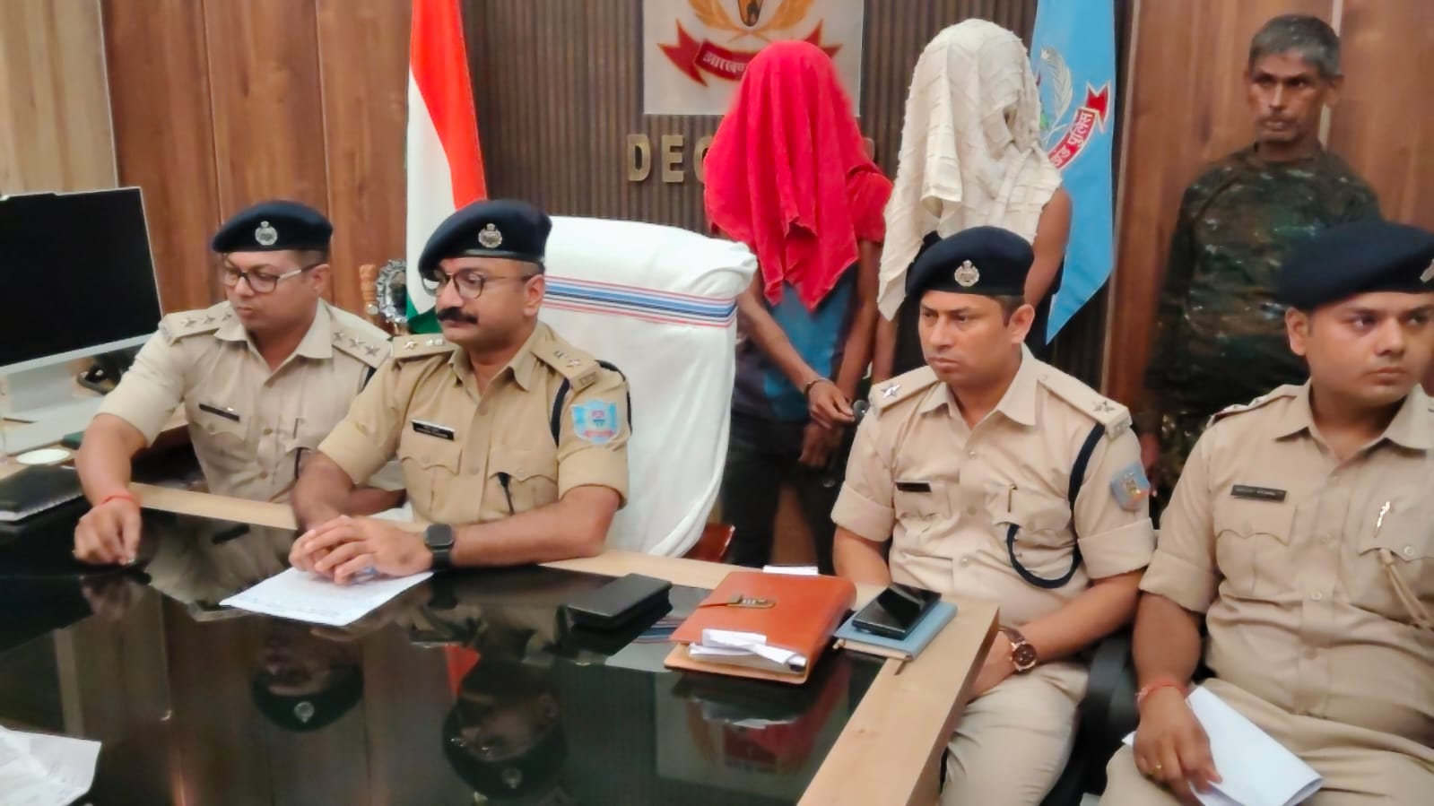 Deoghar News :  अवैध हथियार के साथ दो अपराधी गिरफ्तार, लूटी गई बाइक, मोबाइल व हथियार बरामद