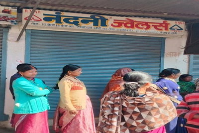 हजारीबागः बड़कागांव के जेवर दुकान से 25 लाख की लूट, युवक को मारी गोली