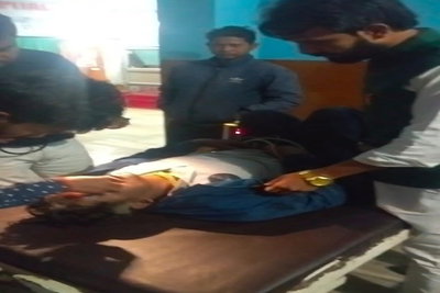 रामगढ़ :  कार डिवाइडर से टकराई, स्कूटी भी चपेट में आई, 4 घायल