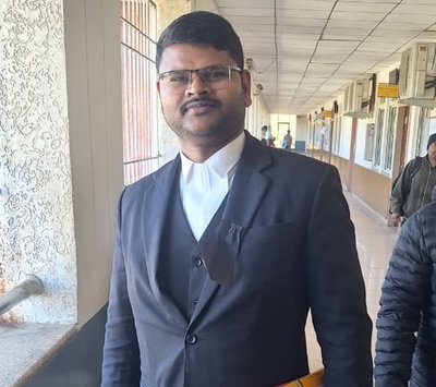 महिला वकील से अभद्रता मामला :  रांची सिविल कोर्ट के अधिवक्ताओं ने काला बिल्ला लगाकर जताया विरोध