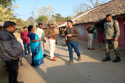 राशन डीलर मिकी हांसदा के घर से डेढ़ लाख की चोरी, पुलिस ने मौके का किया निरीक्षण