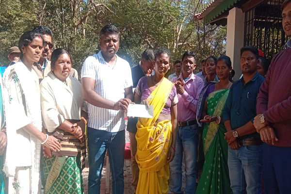 गोईलकेरा: हाथी के हमले में मारे गए 5 लोगों के परिजन को मिला 4-4 लाख रुपए का मुआवजा