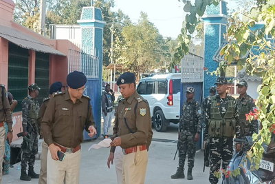 निकाय चुनाव: SP अमित रेनू ने चक्रधरपुर के पोलिंग बूथों का किया निरीक्षण, सुरक्षा व्यवस्था को परखा