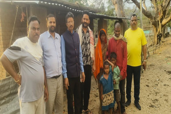 लातेहार :  RPS सेवा संस्‍थान ने दृष्टिहीन दिलबहार सिंह के दो बच्‍चों को दिया आसरा