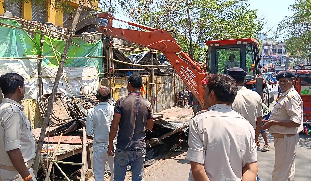 धनबाद : हीरापुर से हनुमान मंदिर तक चला निगम का बुलडोजर, दर्जनों दुकानें व ठेले-खोमचे हटाए गए
