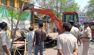 धनबाद :  हीरापुर से हनुमान मंदिर तक चला निगम का बुलडोजर, दर्जनों दुकानें व ठेले-खोमचे हटाए गए