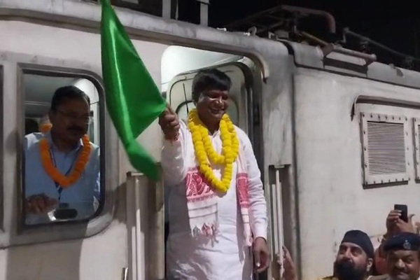 धनबाद से मुंबई के लिए साप्ताहिक एक्सप्रेस की शुरुआत, सांसद ढुल्लू महतो ने दिखाई हरी झंडी