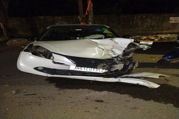 रांची:  कोकर में ट्रैक्टर और कार में भिड़ंत, ट्रैक्टर चालक घायल