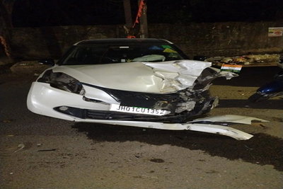 रांची:  कोकर में ट्रैक्टर और कार में भिड़ंत, ट्रैक्टर चालक घायल