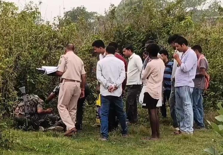 Dhanbad News :  NH किनारे युवक का शव बरामद, हाथ पर सांप के काटने के निशान मिले