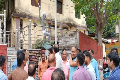 Jamtara News : धरती आबा की प्रतिमा तोड़ने पर फूटा गुस्सा, गिरफ्तारी की मांग को लेकर सड़क पर उतरे लोग