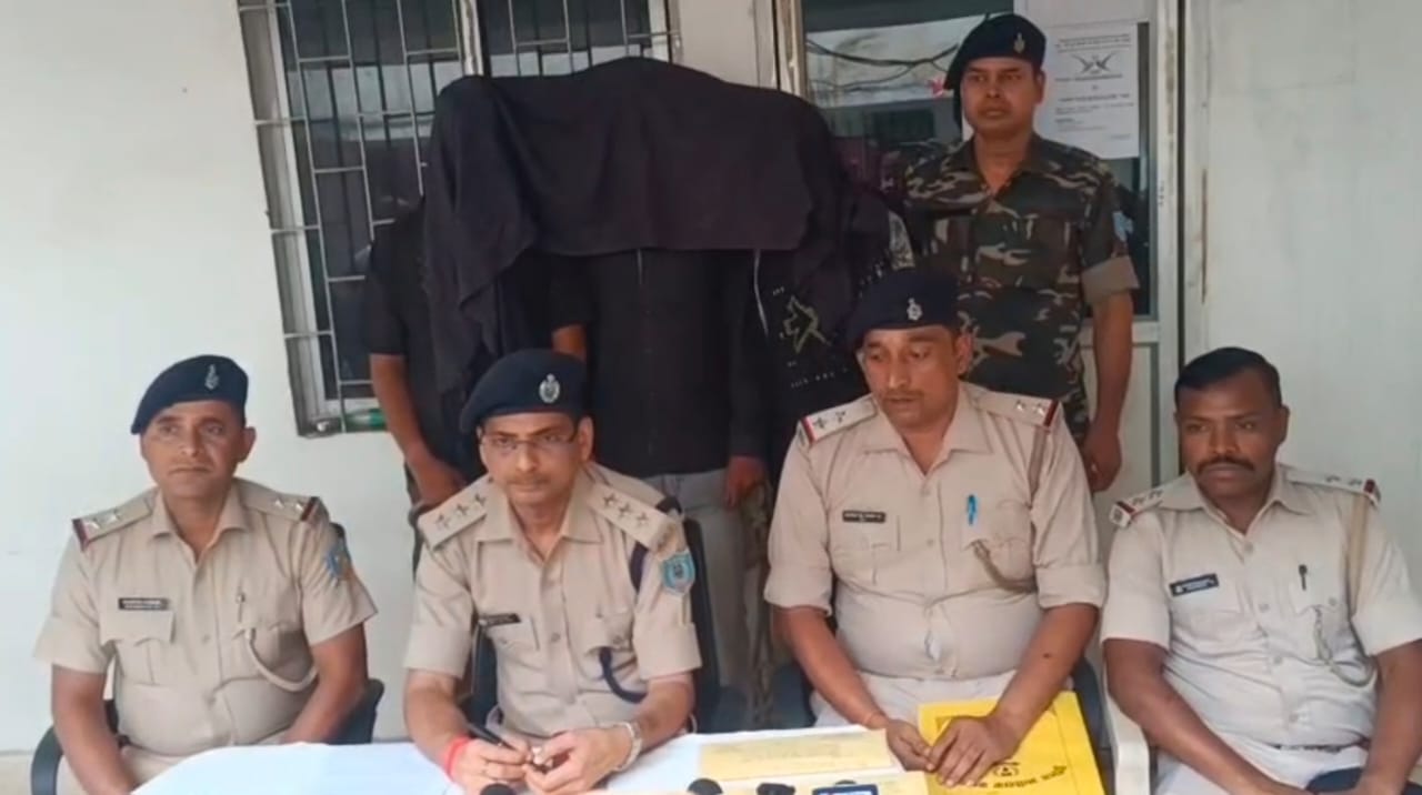 Deoghar News :  लूटकांड का खुलासा, लूट की रकम और बाइक के साथ तीन गिरफ्तार