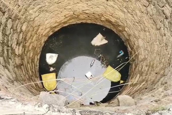 Dhanbad News: कुएं में पड़ी संदिग्ध बोरियों से मचा हड़कंप, जांच में मिले पशु अवशेष