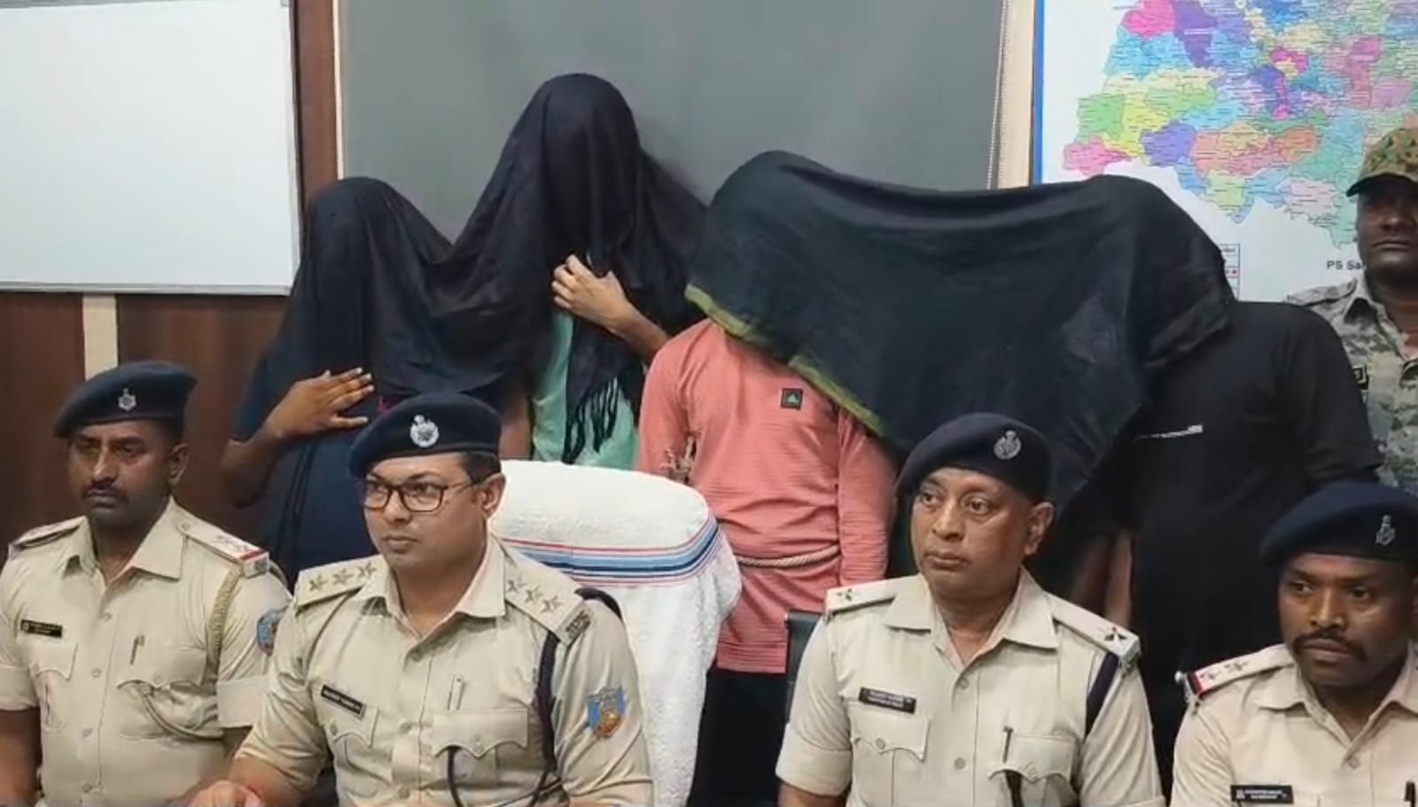 देवघर में अपराध की योजना बनाते पांच अपराधी गिरफ्तार, पिस्टल बरामद