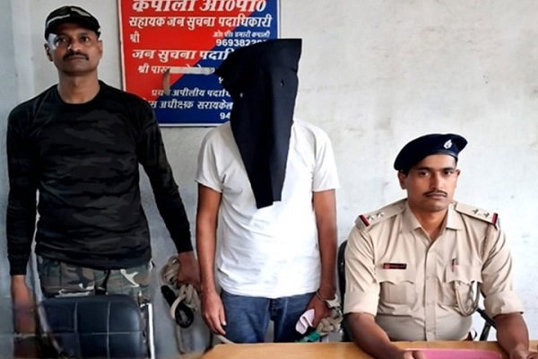 Saraikela News: मारपीट-रंगदारी मामले में फरार आरोपी चार साल बाद गिरफ्तार