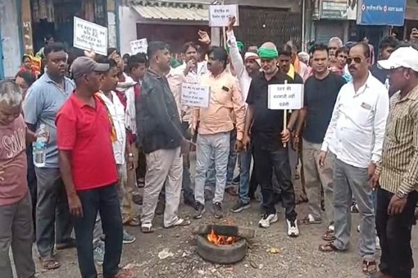 Jamshedpur News: अंडरब्रिज निर्माण की मांग को लेकर बाड़ीगोड़ा के लोगों ने किया प्रदर्शन