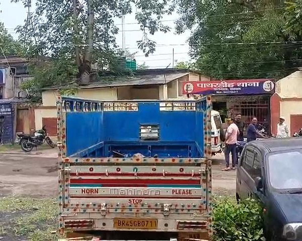 Dhanbad News: अवैध लोहा लदे दो पिकअप वैन जब्त, दो तस्कर गिरफ्तार