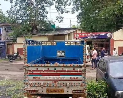 Dhanbad News: अवैध लोहा लदे दो पिकअप वैन जब्त, दो तस्कर गिरफ्तार