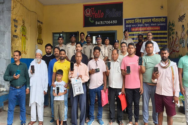 बोकारो पुलिस ने 46 गुम हुए मोबाइल फोन असली मालिकों को लौटाए