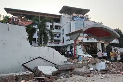 सीतामढ़ी में मंत्री श्वेता गुप्ता के आवास परिसर में चला बुलडोजर, सरकारी जमीन से हटाया गया अतिक्रमण