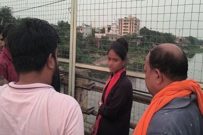 Jamshedpur News: मानगो पुल पर महिला को नदी में कूदने से बचाया, स्थानीय लोगों की सतर्कता से टला हादसा