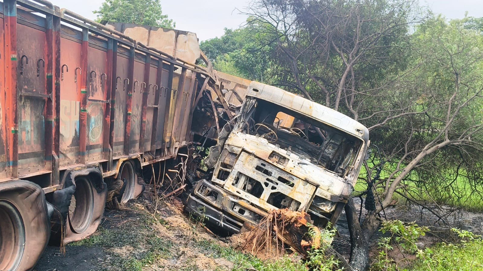 Saraikela : राजनगर में हाइवा-ट्रेलर की टक्कर के बाद लगी आग, दोनों चालक जिंदा जले