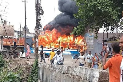 Patna News :  सड़क हादसे में युवक की मौत के बाद बवाल, उग्र भीड़ ने बस व पुलिस गाड़ियों में की आगजनी