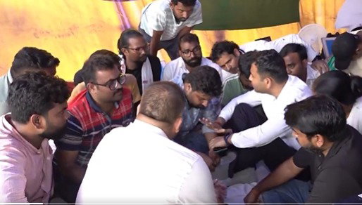 JPSC आंदोलन : SDO फिर धरनास्थल पर पहुंचे, बताया-वार्ता में सिर्फ छात्र रहेंगे, अभ्यर्थियों ने दी सहमति