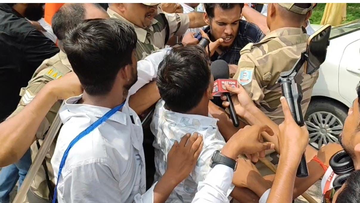 झारखंड विस मार्च : नेहा बोरा व अन्य छात्र नेताओं पर स्याही फेंकने वाले को पुलिस ने हिरासत में लिया