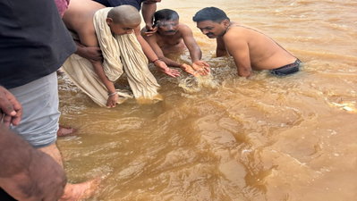 Giridih News :  बेटे श्रेयश ने मंत्री सुदिव्य सोनू की अस्थि का बराकर नदी में किया विसर्जन