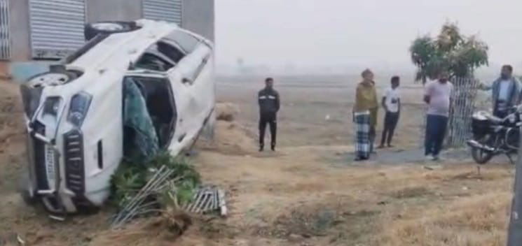 तेज रफ्तार स्कॉर्पियो खंभे से टकरा कर पलटी, देवघर मुंडन करवाने जा रहा था परिवार, 7 लोग घायल