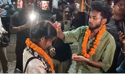 गढ़वा से अनोखा मामला : होटलों में पकड़े गए चार जोड़ों ने रचाई शादी, एक ने सड़क को ही बना लिया मंडप